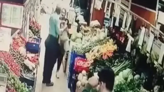 Yaşanan saldırı marketin güvenlik kamerası tarafından kaydedildi.