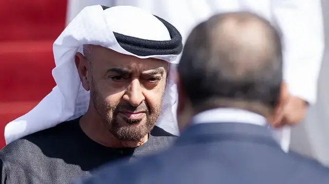 Cette photo distribuée par le cabinet présidentiel des Émirats arabes unis montre le président égyptien Abdel Fattah al-Sissi accueillant le président des Émirats, le cheikh Mohammed ben Zayed al-Nahyane, à son arrivée à l’aéroport international du Caire, le 29 septembre 2025.