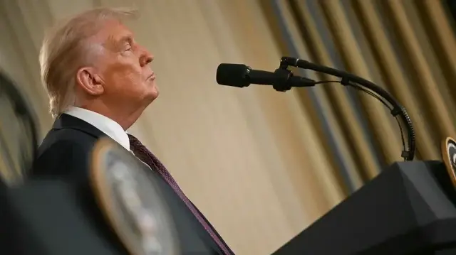 Le président américain Donald Trump participe à une conférence de presse conjointe avec le Premier ministre israélien Benyamin Netanyahu (hors champ) dans la salle à manger d’État de la Maison Blanche, à Washington, DC, le 29 septembre 2025.