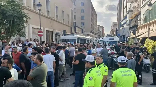 ADANA'DA KİREMİTHANE DOLMUŞLARININ ABİDİNPAŞA CADDESİ'NE GİRİŞLERİ ADANA BÜYÜKŞEHİR BELEDİYESİ ULAŞIM KOORDİNASYON MERKEZİ (UKOME) KARARIYLA ENGELLENİNCE BAŞLATTIKLARI EYLEM 3 SAAT SONUNDA BİTTİ, ULAŞIM TEKRARDAN TRAFİĞE AÇILDI.