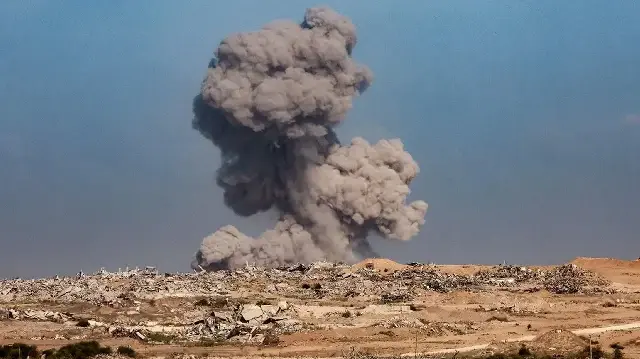 Une épaisse fumée s’élève après un bombardement israélien sur la bande de Gaza, vue depuis une position de l’autre côté de la frontière, dans le sud d’Israël, le 30 septembre 2025.