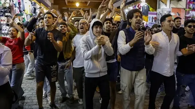 Des manifestants scandent des slogans lors d'une manifestation menée par des jeunes dans une zone commerciale de Rabat, le 29 septembre 2025, pour réclamer des réformes dans les secteurs de la santé publique et de l'éducation. Des dizaines de jeunes ont été arrêtés le 29 septembre au Maroc, lors du troisième jour de manifestations réclamant des réformes dans les domaines de l'éducation et de la santé publique, selon un groupe local de défense des droits humains et des journalistes de l'AFP.