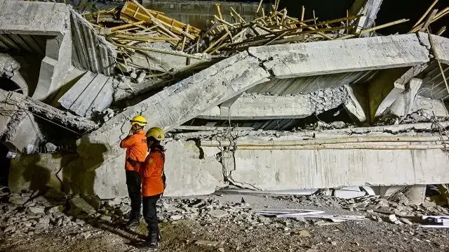 Les secouristes inspectent le site après l'effondrement d'un bâtiment dans un internat islamique à Sidoarjo, dans la province de Java oriental, le 29 septembre 2025, qui a blessé plusieurs élèves et en a piégé plusieurs autres sous les décombres.