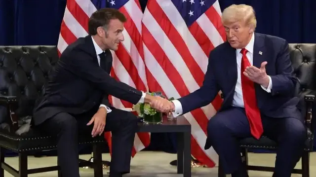 Le président américain Donald Trump et le président français Emmanuel Macron se serrent la main lors d'une réunion bilatérale en marge de l'Assemblée générale des Nations unies à New York, le 23 septembre 2025.
