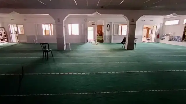 Un individu s’est introduit à l’intérieur d’une mosquée de Clermont Ferrand, pour causer des dégradations, déchirer des exemplaires du Noble Coran et proférer des menaces, sous les yeux de fidèles choqués par la scène, le 28 septembre 2025.