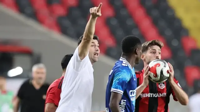Burak Yılmaz saha kenarında oyuncularına sık sık uyarılarda bulunuyor. 