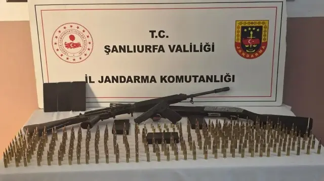 Şanlıurfa'nın Haliliye ilçesinde düzenlenen silah kaçakçılığı operasyonunda 2 zanlı gözaltına alındı. Ekipler, belirlenen adreslere düzenlenen operasyonda, piyade tüfeği, av tüfeği, tabanca, 4 şarjör, 252 fişek ele geçirdi ve 2 şüpheliyi yakaladı.