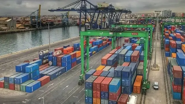 Les exportations turques reculent de 1,2 % sur un an, tandis que le déficit commercial se réduit de près de 16 % grâce à la baisse des importations.