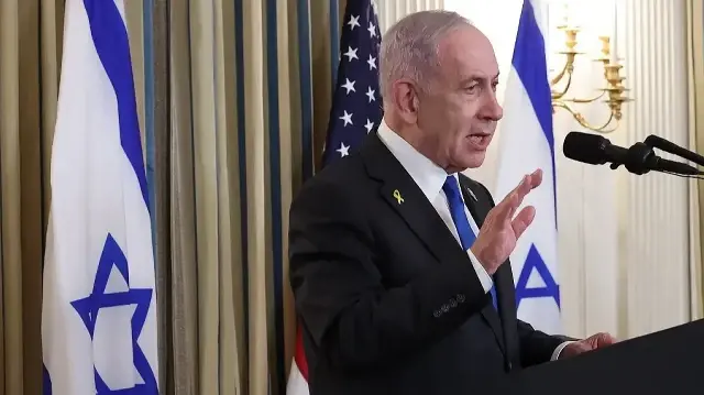 Le Premier ministre israélien Benjamin Netanyahu s’exprime lors d’une conférence de presse conjointe avec le président américain Donald Trump dans la salle à manger d’État de la Maison Blanche, le 29 septembre 2025, à Washington, DC.