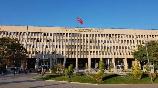 Trafikte tartıştıkları kişilerin aracına baltayla saldıran baba ve oğulun cezası kesinleşti