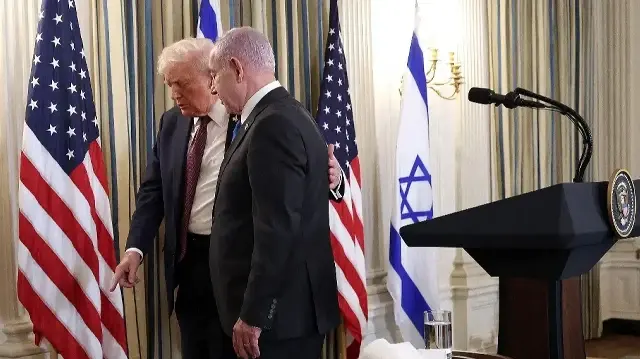 Le président américain Donald Trump (à gauche) et le Premier ministre israélien Benyamin Netanyahou quittent la salle à la fin d’une conférence de presse conjointe dans la salle à manger d’État de la Maison Blanche, le 29 septembre 2025 à Washington, DC.