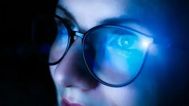 Mavi ışığa uzun süre maruz kalmak sarı nokta hastalığına yol açabiliyor