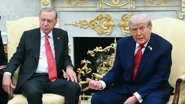 Le président américain Donald Trump rencontre le président turc Recep Tayyip Erdogan dans le Bureau ovale de la Maison Blanche à Washington, DC, le 25 septembre 2025.