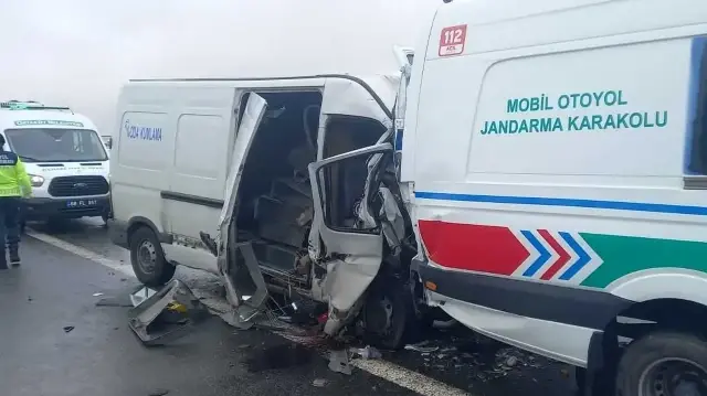 Aksaray'da jandarma aracına minibüs çarptı
