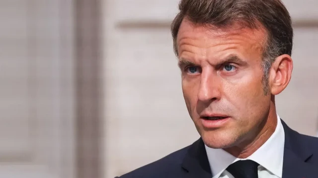 Le président français Emmanuel Macron réagit alors qu’il s’exprime lors d’une conférence de presse à l’issue du sommet de la Coalition des volontaires, au palais présidentiel de l’Élysée, à Paris, le 4 septembre 2025.