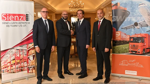 Uluslararası alanda faaliyet gösteren taşıma ve lojistik şirketi Gebrüder Weiss, İstanbul merkezli gümrük ve depo lojistiği sağlayıcısı Sienzi Lojistik'in çoğunluk hissesini alarak Türkiye'deki varlığını genişletti.  İstanbul'daki sözleşme imza törenine Gebrüder Weiss Karadeniz, Bağımsız Devletler Topluluğu (BDT) Bölge Direktörü ve Yöneticisi Thomas Moser (solda), Sienzi Lojistik Genel Müdürü Murat Doğan (sol 2), Gebrüder Weiss Üst Yöneticisi Wolfram Senger-Weiss (sağ 2) ve Gebrüder Weiss Türkiye Ülke Müdürü Mişel Yakop (sağda) katıldı.