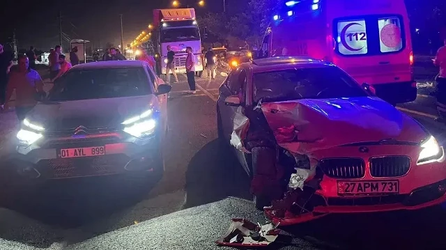 Mardin'in Artuklu ilçesinde 4 otomobilin karıştığı zincirleme kazada 3'ü çocuk 9 kişi yaralandı.