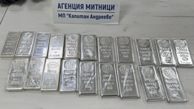 Yolcu koltuğunun arkasındaki seramik eşyaların bulunduğu kutuların altına gizlenmiş torbalara 20 külçe halinde gümüş tespit etti.