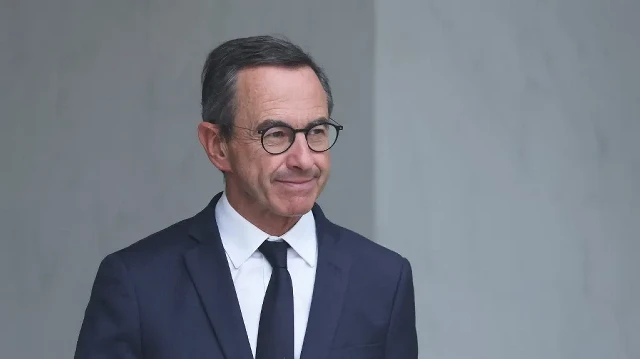 Le ministre français de l'Intérieur, Bruno Retailleau, quitte le Palais de l'Élysée après une réunion hebdomadaire du cabinet, le 3 septembre 2025.