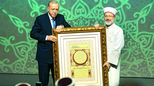 Diyanet İşleri Başkanı Ali Erbaş, programda Cumhurbaşkanı Erdoğan'a tablo ve kitap takdim etti.