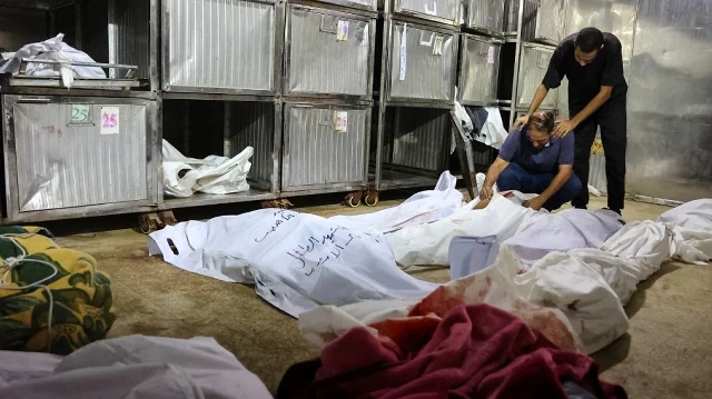 Des Palestiniens pleurent la mort d'un proche tué lors des frappes israéliennes sur la ville de Gaza à l'aube, à la morgue de l'hôpital Al-Shifa, le 4 septembre 2025, dans le contexte de la guerre entre Israël et le mouvement militant Hamas.