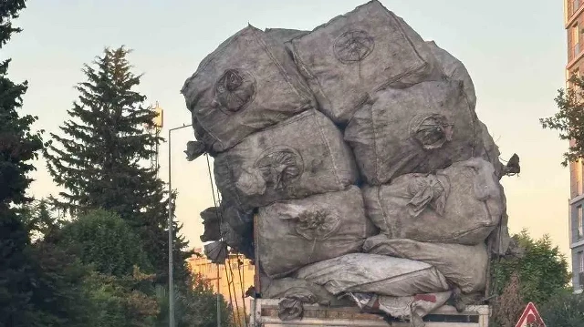  Üst üste yığılan yüklerin dengesiz görünümü, muhtemel bir kazaya davetiye çıkardı.