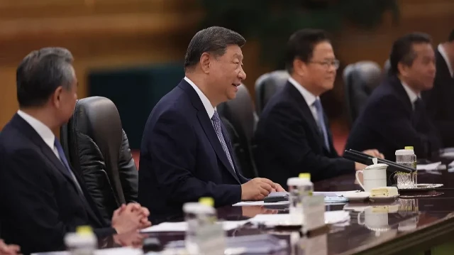 Le président chinois Xi Jinping (2e à gauche) tient une réunion bilatérale avec le président serbe Aleksandar Vucic (non représenté) au Grand Hall du Peuple à Pékin, le 4 septembre 2025. 