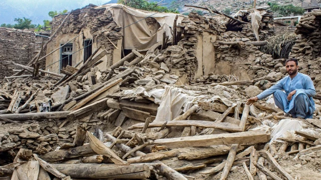Ülkenin doğusunda, Pakistan sınırında 31 Ağustos Pazar gecesi meydana gelen 6 büyüklüğündeki depremden en çok Kunar vilayeti etkilenmiş, Afgan makamları tarafından olayda şu ana kadar 2 bin 205 kişinin yaşamını yitirdiği, 3 bin 640 kişinin ise yaralandığı açıklanmıştı.