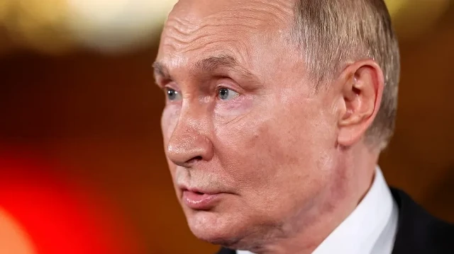 Le président russe Vladimir Poutine s'adresse à la presse à la fin de sa visite en Chine, à Pékin, le 3 septembre 2025, après avoir participé au sommet de l'Organisation de coopération de Shanghai (OCS) à Tianjin et à un défilé militaire à Pékin marquant le 80e anniversaire de la victoire sur le Japon et de la fin de la Seconde Guerre mondiale.