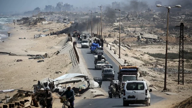 Des Palestiniens déplacés fuient la ville de Gaza vers le sud de la bande de Gaza, à Nuseirat, le 28 août 2025, alors que la guerre entre Israël et le mouvement militant Hamas se poursuit.