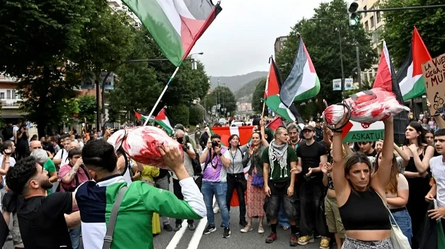 Des manifestants pro-palestiniens brandissant des drapeaux palestiniens protestent après la 11e étape de la Vuelta cycliste, à Bilbao, le 3 septembre 2025.