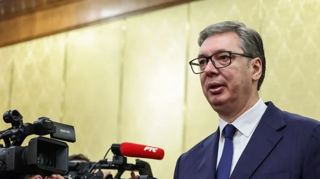Le président serbe Aleksandar Vucic rencontre le président russe Vladimir Poutine (sans photo) à la maison d'hôtes d'État Diaoyutai à Pékin, le 2 septembre 2025.