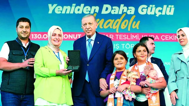 Erdoğan geçtiğimiz ekim ayında Hatay’daki depremzedelere konutlarını teslim etmişti.