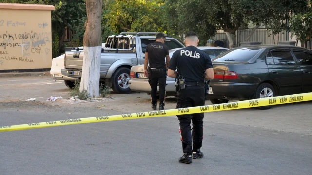 Şüpheli L.B, polis ekiplerince suç aleti tabancayla gözaltına alındı.