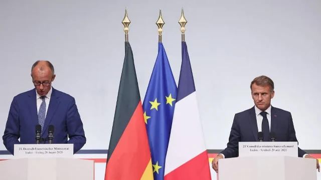 Le chancelier allemand Friedrich Merz (G) et le président français Emmanuel Macron tiennent une conférence de presse conjointe dans le cadre du 25e conseil des ministres franco-allemand et d'une réunion du Conseil franco-allemand de défense et de sécurité (CFADS) à Toulon, dans le sud-est de la France, le 29 août 2025.