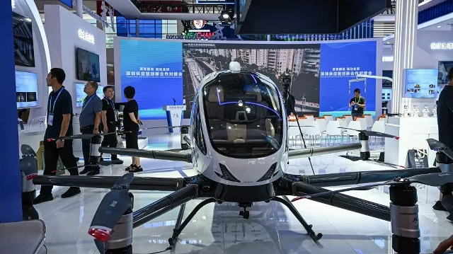 Le véhicule aérien sans pilote électrique EH216-S transportant des passagers est présenté sur le stand d'EHang lors de l'Exposition internationale de la chaîne d'approvisionnement de Chine (CISCE) à Pékin, le 17 juillet 2025.