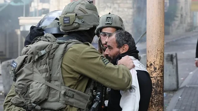 الاحتلال الإسرائيلي يعتقل عددا من الفلسطينيين بينهم قادة بحركة "فتح"