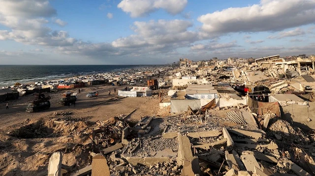 Des tentes de personnes déplacées érigées le long du front de mer à Gaza sont photographiées près des décombres de bâtiments détruits, le 2 septembre 2025.