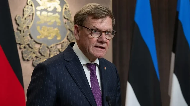Le ministre allemand des Affaires étrangères, Johann Wadephul, donne une conférence de presse conjointe avec son homologue estonien après leur rencontre à Tallinn, le 28 août 2025.