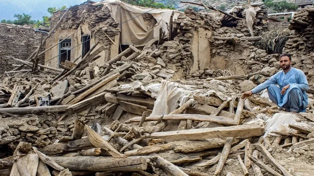 Un Afghan est assis au milieu des restes d'une maison endommagée, à la suite d'un tremblement de terre dans le district de Dara-i-Nur, dans la province de Nangarhar, le 3 septembre 2025.