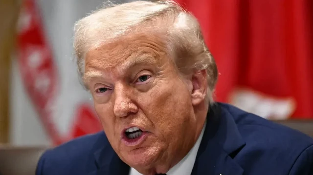 Le président américain Donald Trump s’exprime lors d’une réunion du cabinet dans la salle du Cabinet à la Maison-Blanche, à Washington, DC, le 26 août 2025.