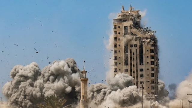 De la fumée s'élève lors des frappes israéliennes sur la tour Mushtaha à Gaza le 5 septembre 2025, dans le contexte de la guerre entre Israël et le mouvement militant Hamas.