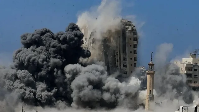 جيش الاحتلال الإسرائيلي يبدأ بقصف مبان سكنية متعددة الطوابق بغزة 