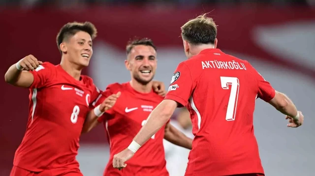 Les joueurs de l'équipe nationale de Türkiye célébrant le troisème but de leur équipe contre la Géorgie, à Tbilissi, le 4 septembre 2025.
