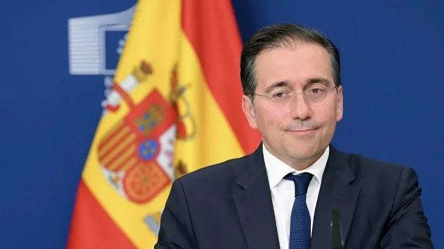 Le ministre espagnol des Affaires étrangères Jose Manuel Albares regarde pendant une conférence de presse sur un accord post-Brexit avec l'Espagne et Gibraltar au siège de l'UE à Bruxelles, le 11 juin 2025.