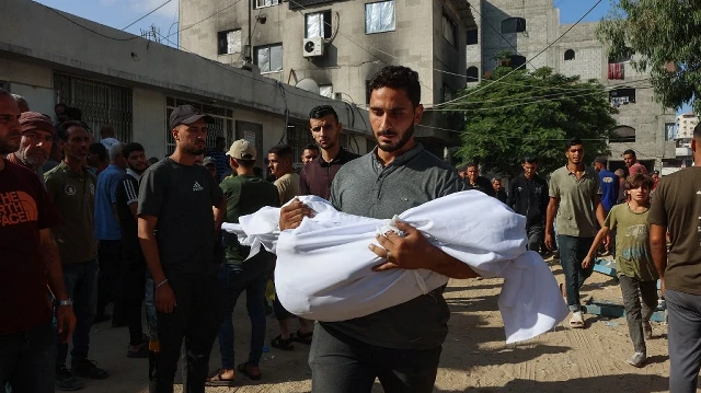 Un Palestinien transporte le corps recouvert d'un linceul d'un proche tué lors des frappes israéliennes sur la ville de Gaza à l'aube, à l'hôpital Al-Shifa, le 2 septembre 2025.