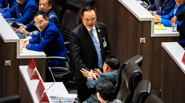 Le leader du parti Bhumjaithai, Anutin Charnvirakul, serre la main d'un député du parti Chart Pattana alors que les membres du parlement votent pour choisir le prochain premier ministre dans la chambre du parlement à Bangkok, le 5 septembre 2025.