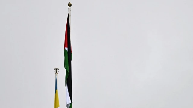 Un drapeau palestinien est hissé devant les bâtiments du gouvernement écossais à Édimbourg, en Écosse, le 3 septembre 2025, alors que le Premier ministre écossais John Swinney prononce un discours appelant le Parlement écossais à reconnaître l'État de Palestine.