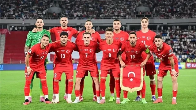 قدم.. طاقم تحكيم إنجليزي لإدارة لقاء القمة بين تركيا وإسبانيا