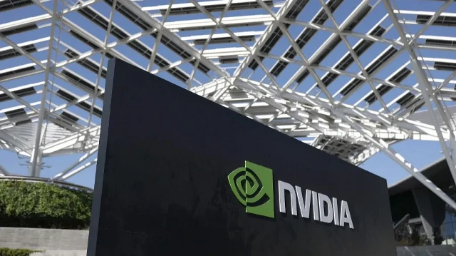 Un panneau est affiché devant le siège du fabricant de puces Nvidia le 27 août 2025 à Santa Clara, en Californie.